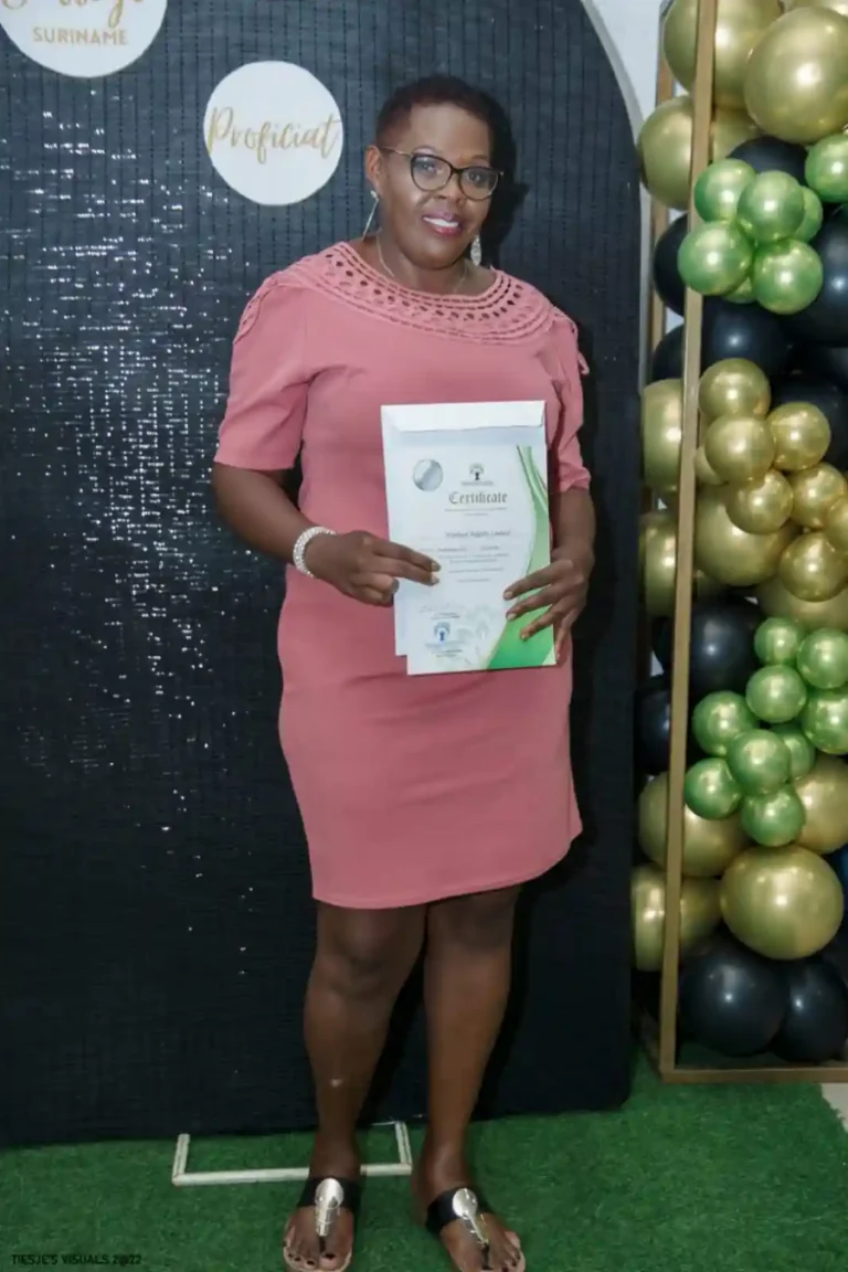 diplomauitreiking_wa0001_qcs-opleidingen suriname