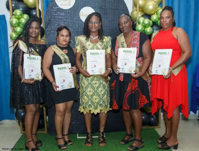 diplomauitreiking_wa0023_qcs-opleidingen suriname