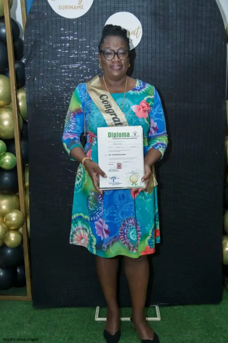 diplomauitreiking_wa0025_qcs-opleidingen suriname