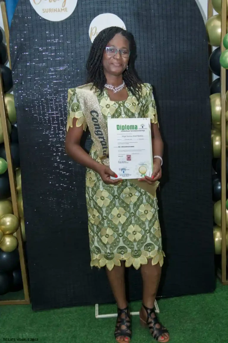 diplomauitreiking_wa0026_qcs-opleidingen suriname